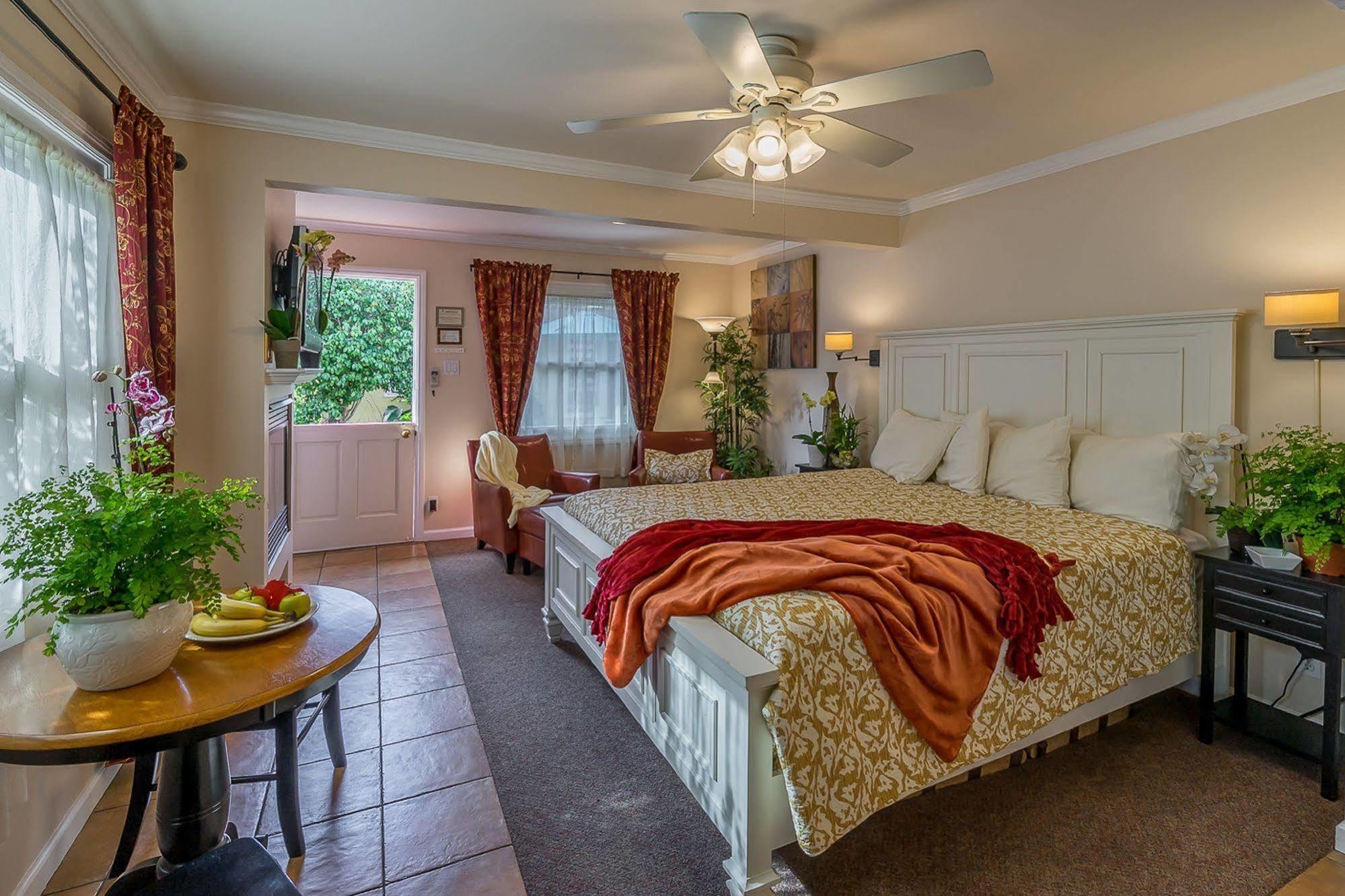 Beach House Inn 2*